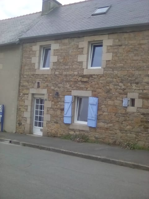 Quaint Breton village house;  Jolie petite maison