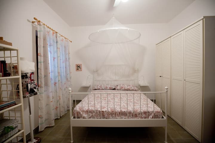 Dvokrevetna spavaća soba s naslonjačem