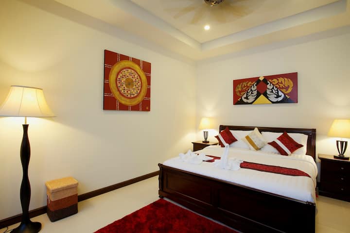 Master Bedroom: stand alone pool house with king size bed, air conditioning, ceiling fan and en-suite bathroom