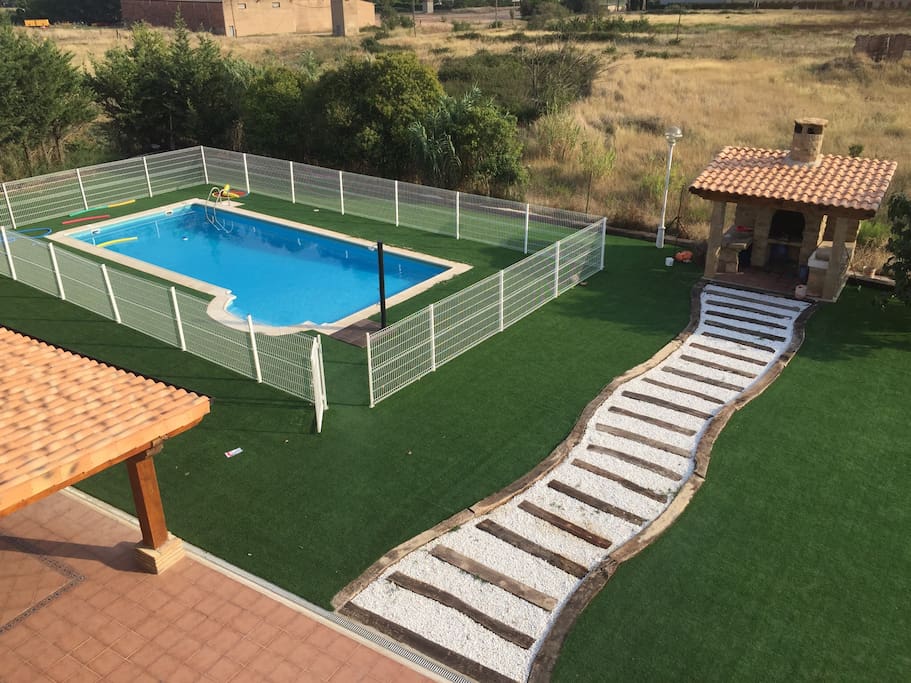 Fabulosa piscina con jardín y barbacoa