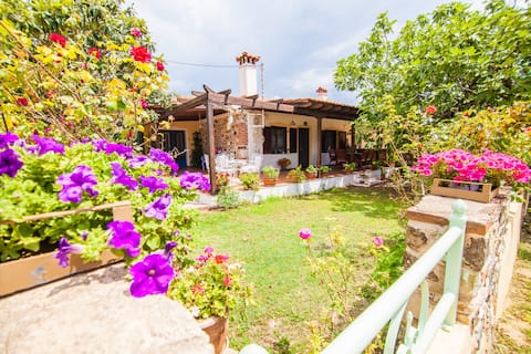 Popular Airbnb listing: Millers Guest House in Δήμος Πολυγύρου