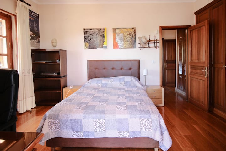 Спална соба. Брачен кревет (широк 125 - 149 см). Бебешко креветче. Пристап до балкон со поглед.