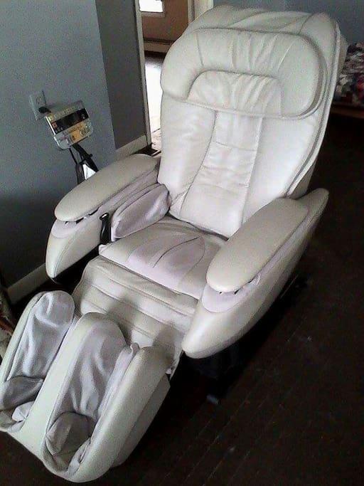 This Panasonic massage chair is amazing, it massages you from head to toe.
Customize your massage or choose a preset program.