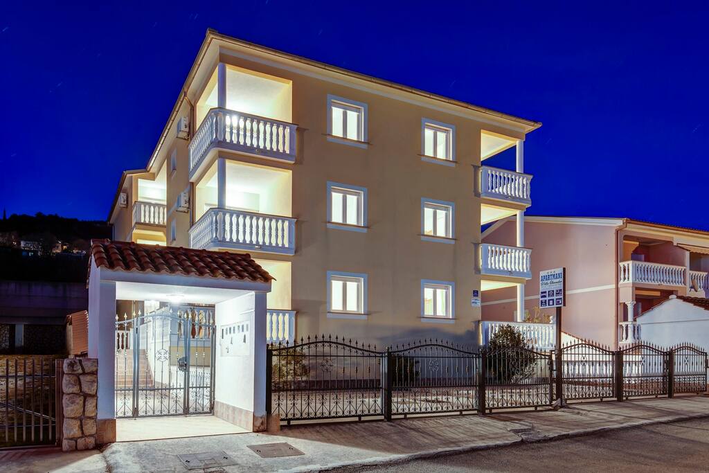 House (night)