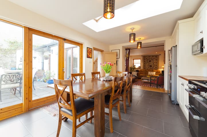 City Centre Stylish Seaside Townhouse gallery image 5