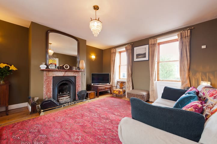 City Centre Stylish Seaside Townhouse