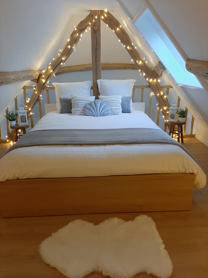 The Room" Esprit Bois Flotté " and its bright beams for a trip by the sea.
Bed made upon arrival - Bathrobes and towels available .