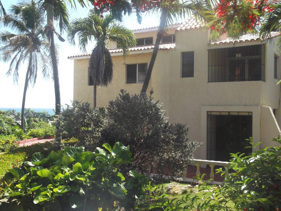 La maison, vue sur mer.
