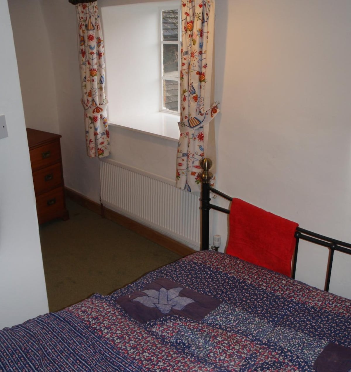 Ორადგილიანი საძინებელი კოტეჯის უკანა მხარეს