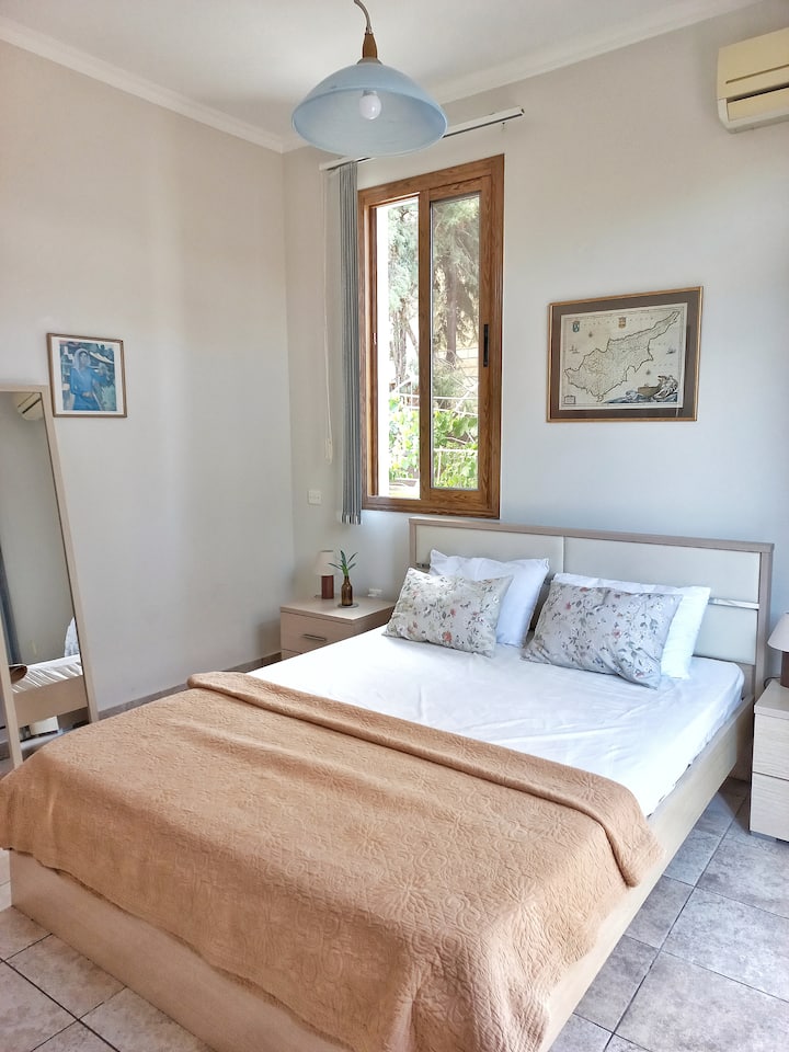 Двойна спалня на приземния етаж със самостоятелна баня, гардероб и отделна плъзгаща се изходна врата.