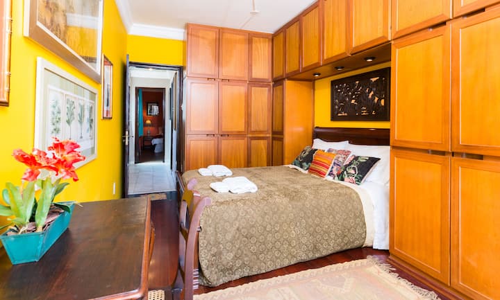 נוף לחדר השינה הצהוב עם דלתות למרפסת הגן 