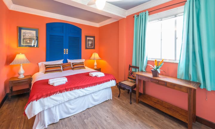 חדר השינה של הדלת הכחולה.  גמיש עם מיטת קווין סייז אחת או 2 מיטות יחיד.