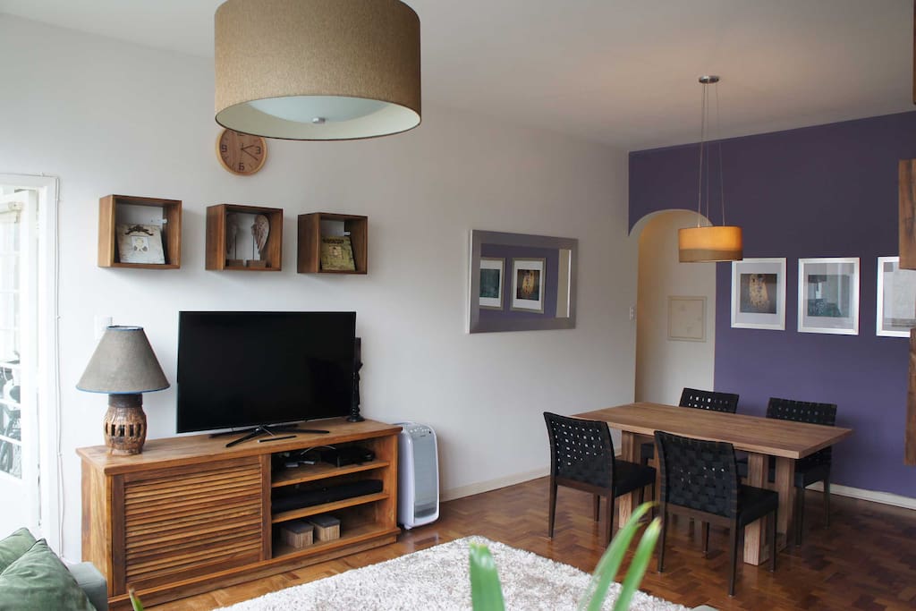 Living Room with TV & Netflix