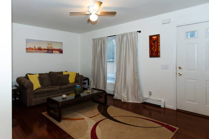 Rare Townhouse. 11min Walk  Downtown-  Parking! - Providence, RI