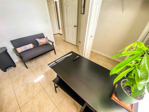 Top Airbnb: Near MCO Airport - Private Entrance in Airport North