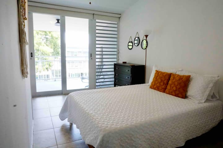 חדר שינה ראשי בקומה השלישית עם חדר רחצה צמוד, מרפסת ומשרד סגור.