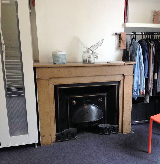 Cheminée décorative, penderie et armoire dans la chambre