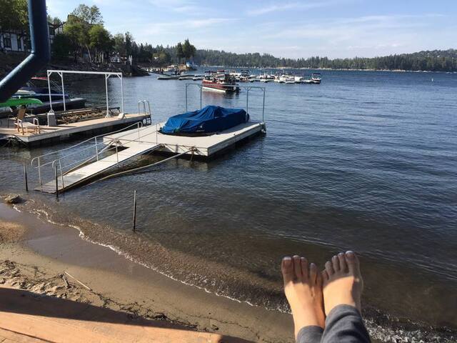 Lakefront-next to village, beach, jacuzzi, parking