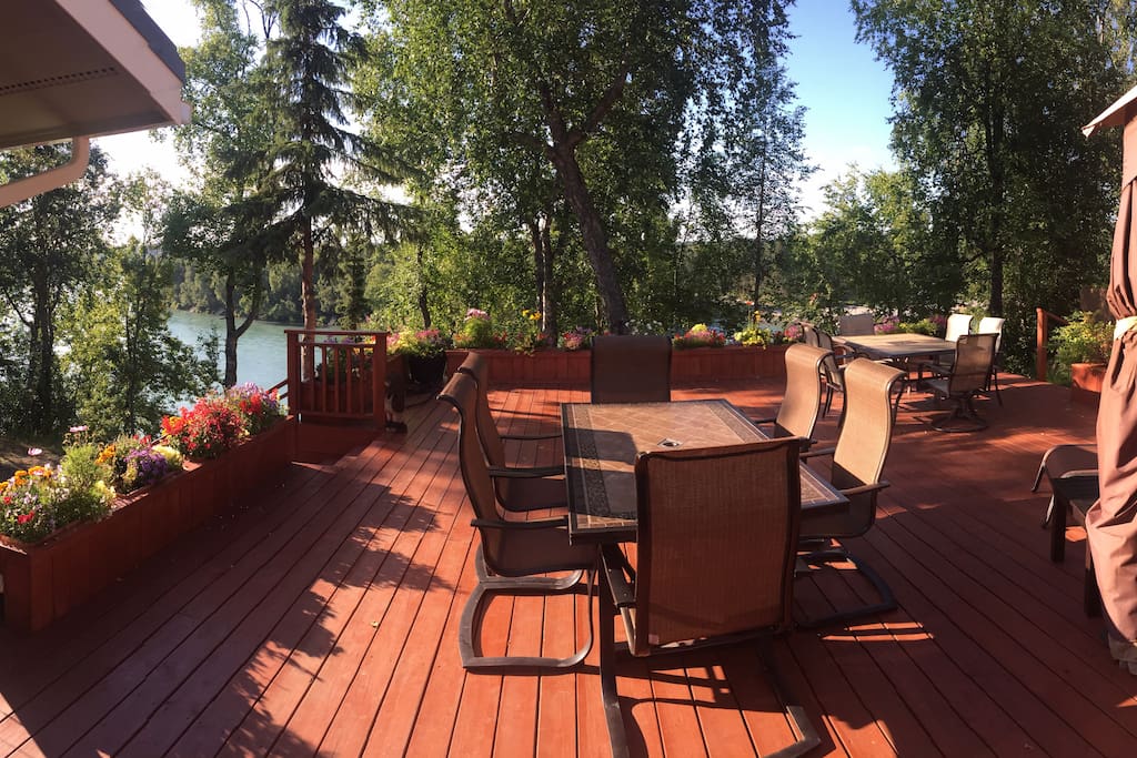 1500 sq ft deck to enjoy out doors