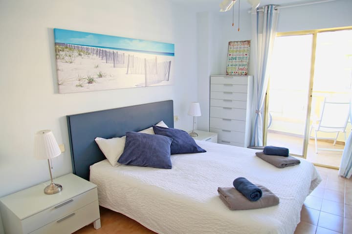 Glavna spavaća soba, krevet od 150 cm, novi madrac, s pristupom kupaonici u sklopu sobe

Glavna spavaća soba s krevetom širine 150 cm, potpuno novim madracem i pristupom privatnoj kupaonici s WC-om