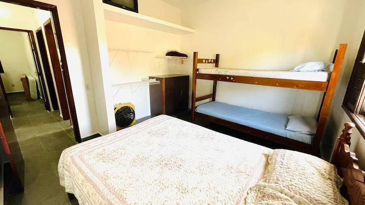 Chambre 3 située à l'étage, avec une belle vue sur l'arrière de la maison, composée d'un lit double, d'un lit superposé et d'un lit coulissant simple plus un placard et des étagères pour les vêtements et ustensiles personnels 