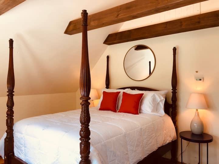 חדר שינה ראשי עם מיטה זוגית ומזרן קווין סייז.