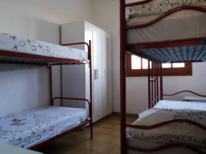 Habitación en planta baja con 4 camas. 