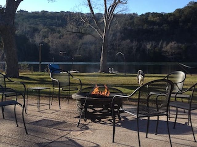 Lake Austin Waterfront! Family and Dog Friendly!