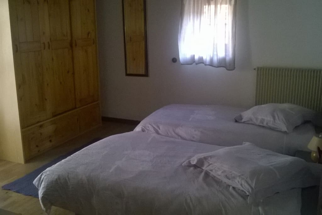 à l'étage : chambre 2 : 2 lits en 90
