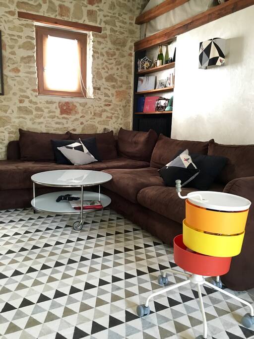 Le canapé est très grand et cosy.