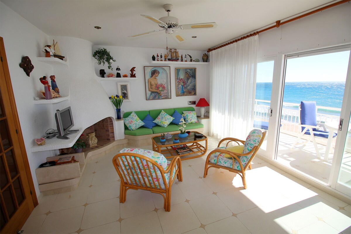 Annonce Airbnb populaire: Cozy apartment facing the sea. à Roda De Berà