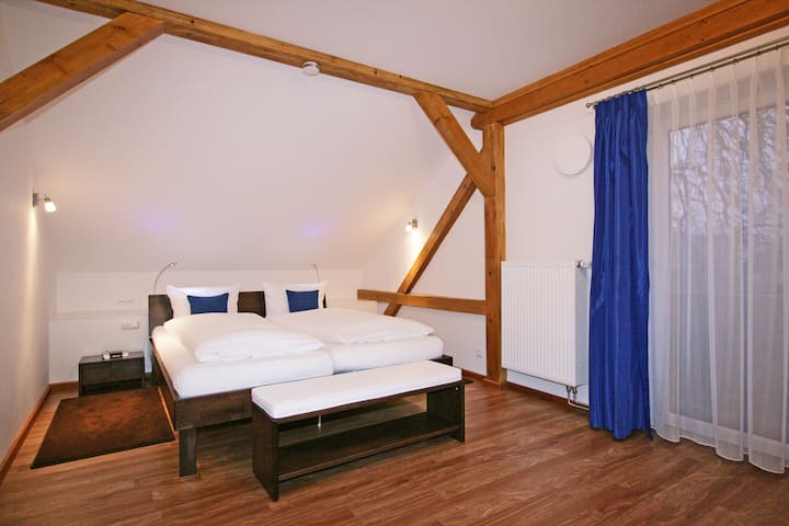 Schlafzimmer Bett 2,20m
Bedroom bed 7ft 2,6inch