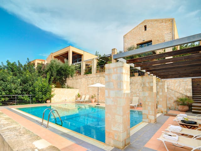 Athina – Private villa with large pool