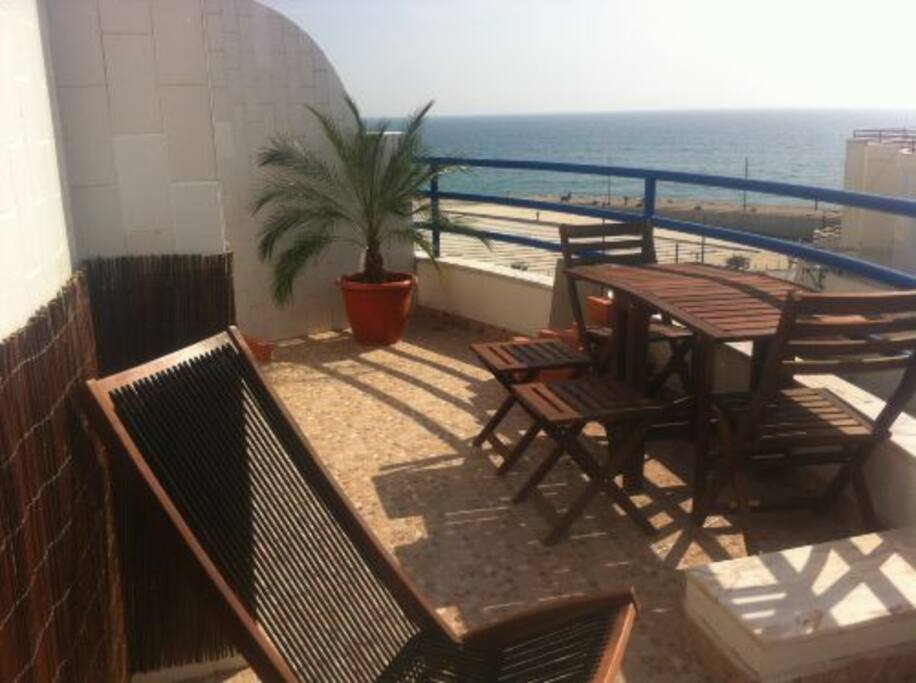 Terrasse mit Tisch und Grill
