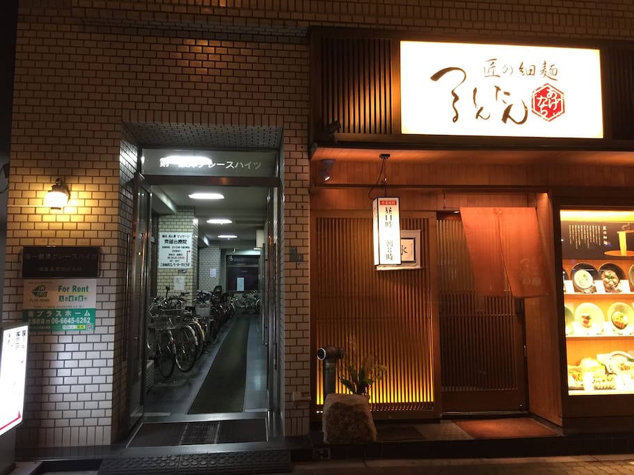 ビルの入口 (楼房入口处)The entrance of building