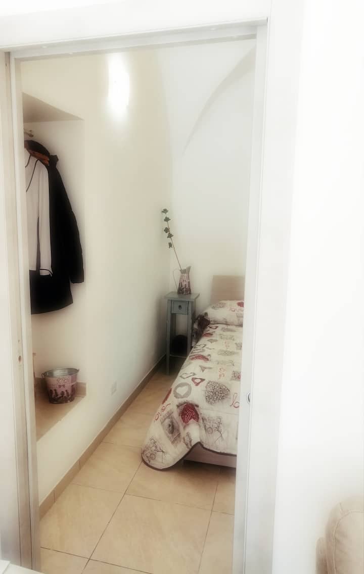 Chumba cha 2 cha kulala kilicho na kitanda cha kifaransa (kinalala 1 1/2), sehemu ya kabati la nguo, meza ya kando ya kitanda