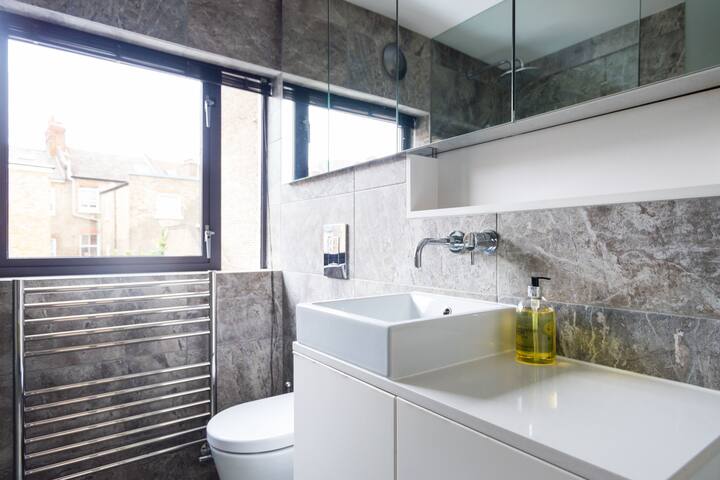 Modern Architect-Designed Duplex Apartment gallery image 5