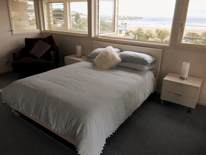 חדר שינה ראשי עם חלוק רחצה וחדר רחצה צמוד