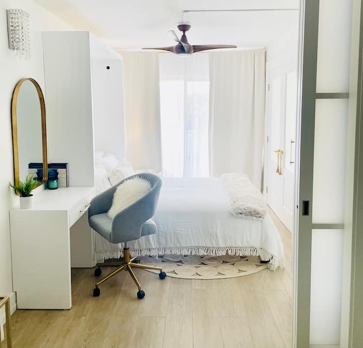 墨菲床/隐藏墙床使空间变得多功能，如办公室或第二间卧室