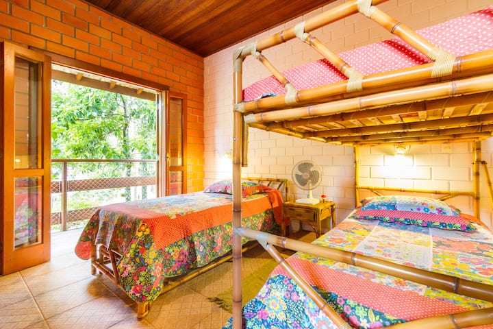 Habitación 2 con vistas al porche delantero.