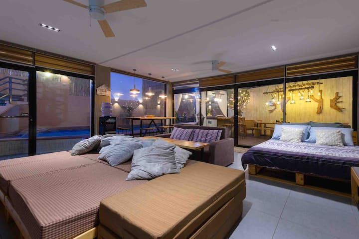 Საოჯახო ოთახის შიგნით, აქცენტის კედლისა და ჭაღის ლამაზი ფონით