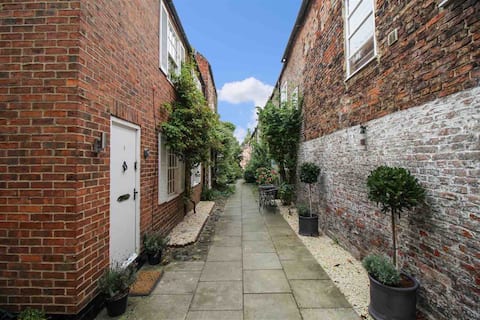 Mews Cottage within Yarm with private parking