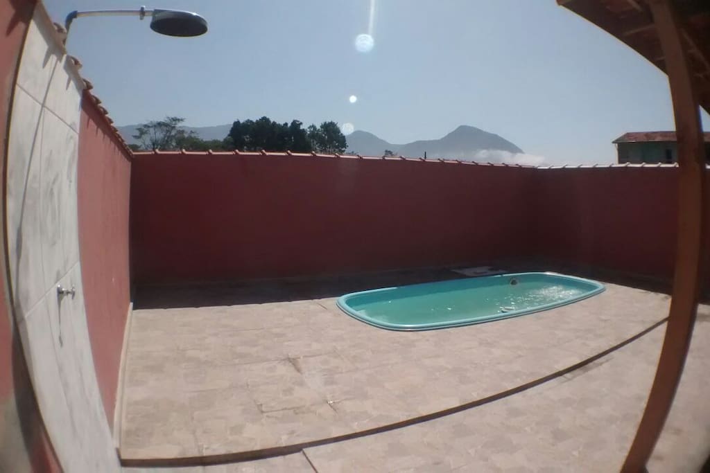 piscina nos fundos