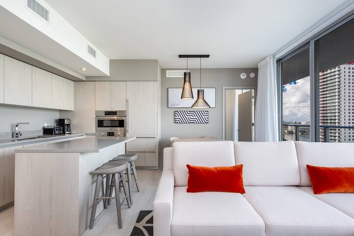 Gorgeous Bay+City View 3 Bedroom /2 Bath Condo! gallery image 5