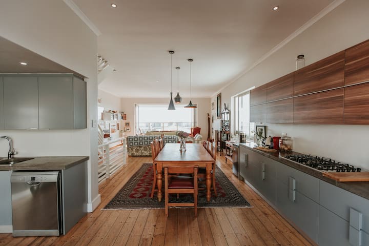 Stylish 3BDR townhouse with sunset views gallery image 5