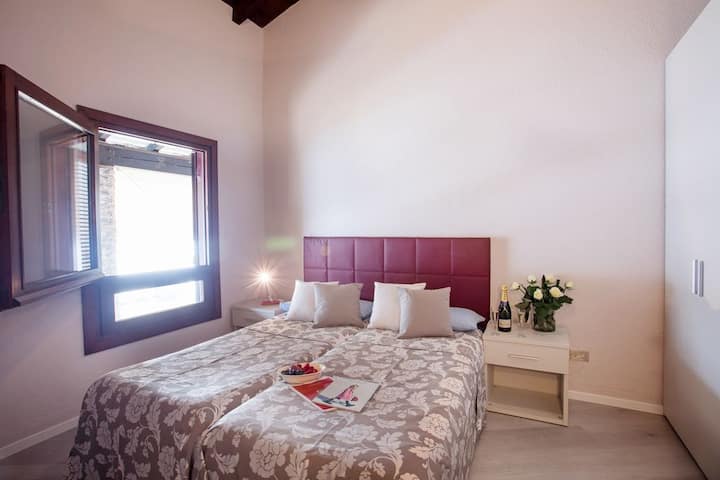 双人卧室位于别墅入口楼上，楼下还有一间卧室