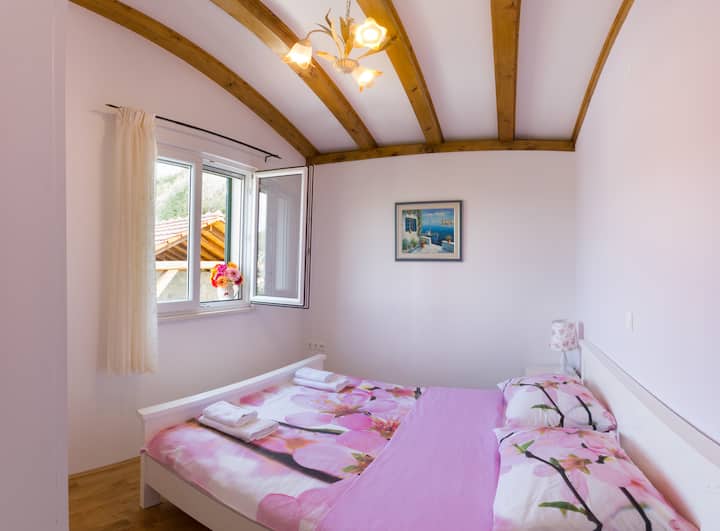 Dhomë gjumi dopio e bardhë komode.