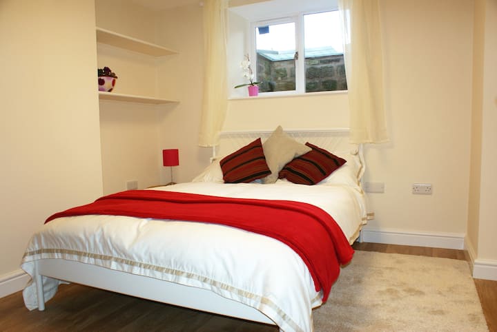 Ranné slnko cez okno môžete zablokovať žalúziami a voálovými závesmi (alebo si ho len vychutnať).