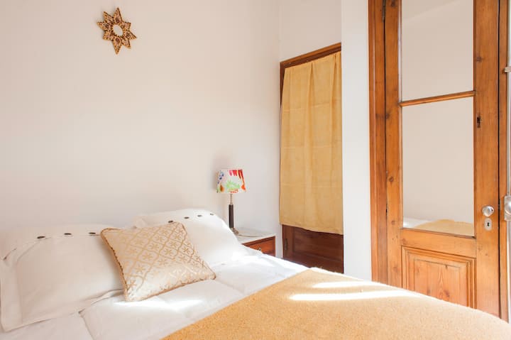 ห้องนอนอยู่ชั้นล่างมีเตียงคู่