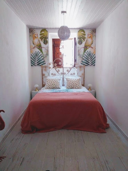 宽敞的卧室，装饰风格反映当地植物。